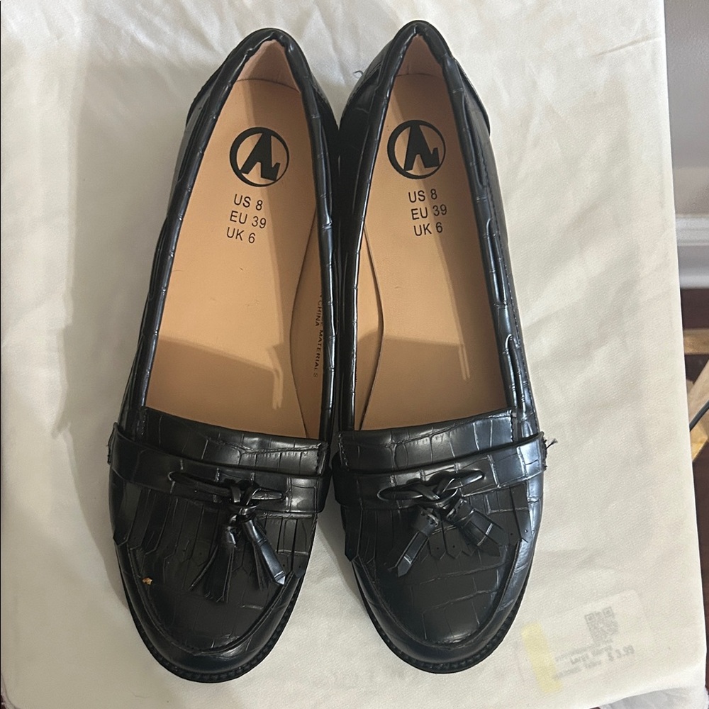 Elegant Black Croc-Embossed Loafers